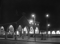 834150 Gezicht op het N.S.-station 's-Hertogenbosch te 's-Hertogenbosch, bij avond.